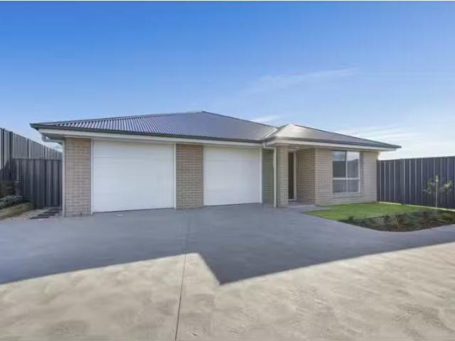 Rental! 2 BR 24C Auburn Street, Gillieston Heights Townhouse f.
