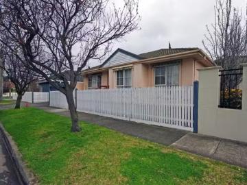 Just in! 2 BR 2/53 Hall Street, Mc Kinnon VIC 3204 Unit For.
