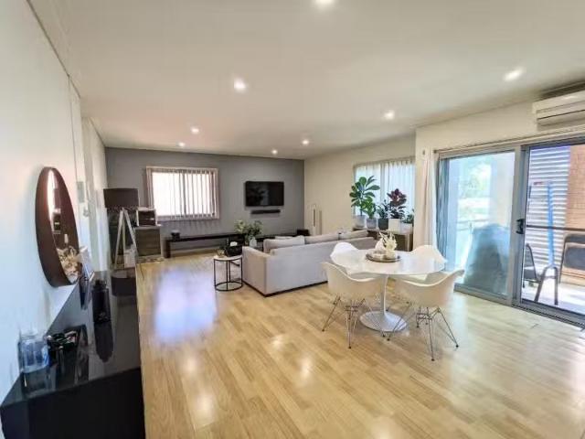 Cozy 2 BR 27/30 34 Monomeeth Street, Bexley Apartment for rent.
