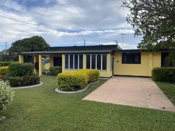 Deal! 2 BR 27 Owen Jenkins Drive, Sarina Beach, QLD 4737
