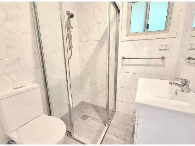Charming 2 BR 27a Trotwood Street, AMBARVALE Apartment for ren.