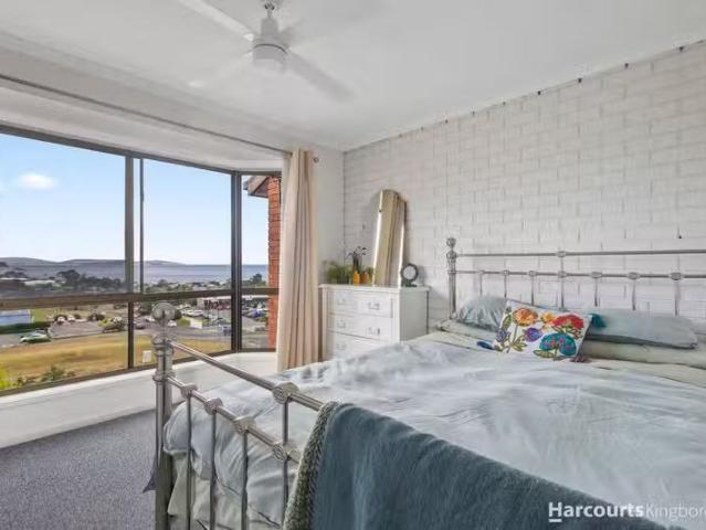 Nice 2 BR 2/8 Opal Drive, BLACKMANS BAY, TAS 7052 House for.