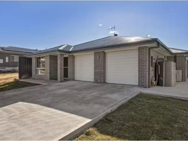 Just in! 2 BR 29a Brushworth Drive, Edgeworth Apartment for re.