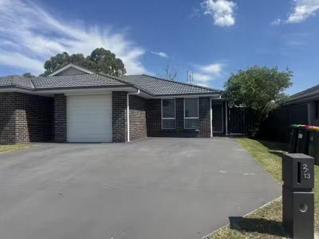 Cheap 2 BR 2/13 Glen Ayr Avenue, Cliftleigh Townhouse for rent.
