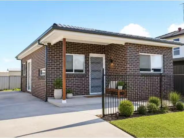 Unique 2 BR 22a Carpenter Street, Colyton Apartment for rent.