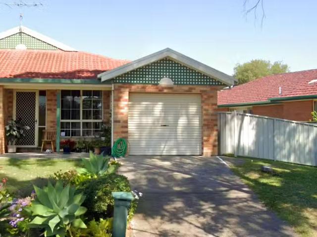 Nice 2 BR 2/3 Valerie Court, Elermore Vale Townhouse for rent.