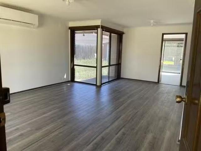 Deal! 2 BR 34 Swan Street, Werribee, VIC 3030