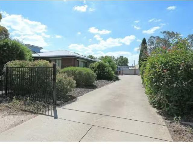 Charming 2 BR 3/11 Lampe Avenue, Wagga Wagga Apartment for ren.