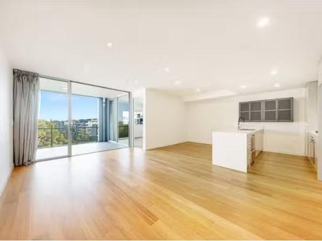 Just in! 2 BR 405/290 Burns Bay Road, Lane Cove Apartment for.