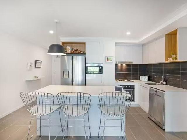 Rental! 2 BR 405/9 15 Regina Street, Greenslopes Apartment for.