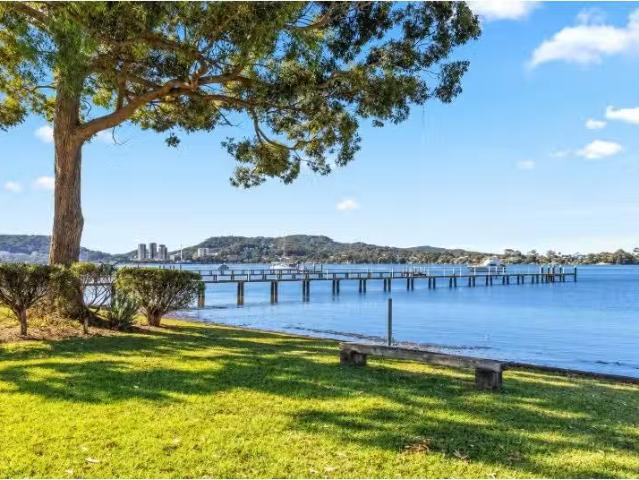 Cheap 2 BR 5/17 Kurrawa Avenue, Point Clare Townhouse for rent.