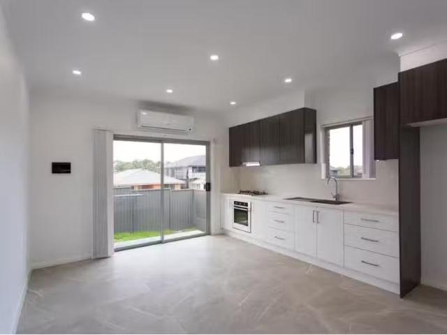 Just in! 2 BR 52a Glenroy Drive, CLAYMORE House for rent Lis.