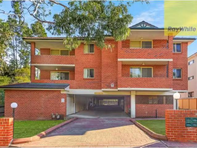 Deal! 2 BR 6/4 6 Wigram Street, HARRIS PARK Apartment for rent.
