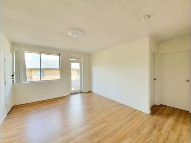 Unique 2 BR 6/110 Pacific Parade, Dee Why Apartment for rent.