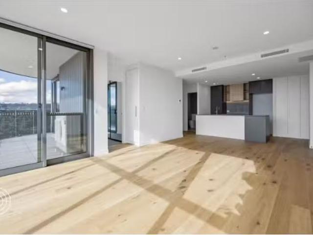Deal! 2 BR 703/104 Easty Street, Phillip Apartment for rent L.