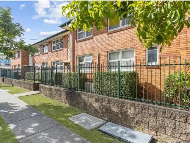 Deal! 2 BR 7b/2 Carl Street, WOOLLOONGABBA, QLD 4102 House f.