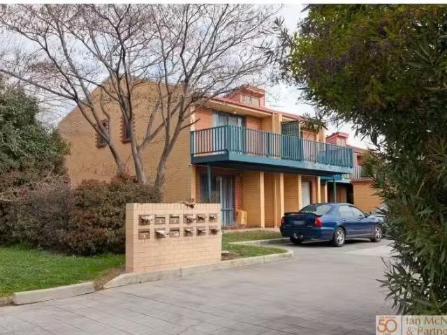 Cheap 2 BR 8/111 Uriarra Road, Queanbeyan Townhouse for rent.