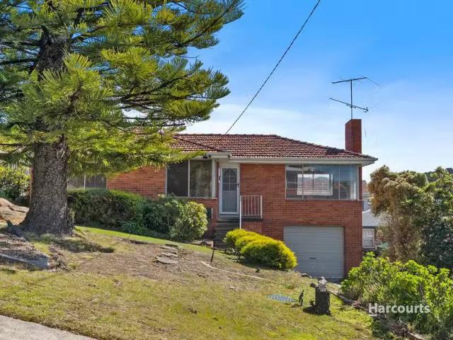 Nice 2 Coolangatta Street, LINDISFARNE, TAS 7015 House for R.