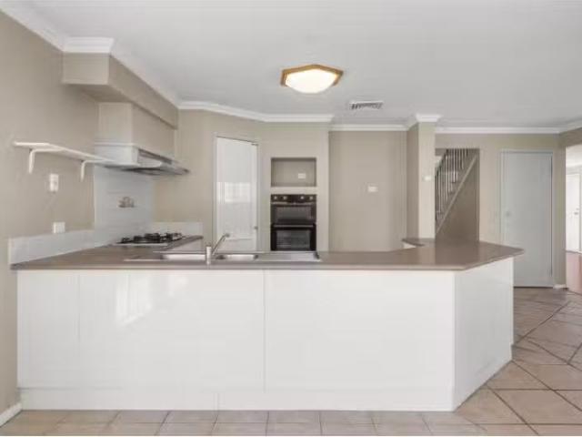 Nice 2 Kosmina Street, Glenwood House for rent Listed by Jati.