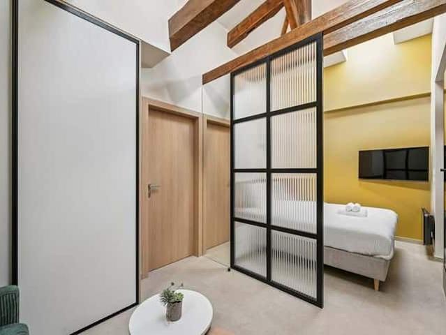 Charming 2 room studio near the Eiffel Tower!, Paris Amsterdam Apartments for Rent