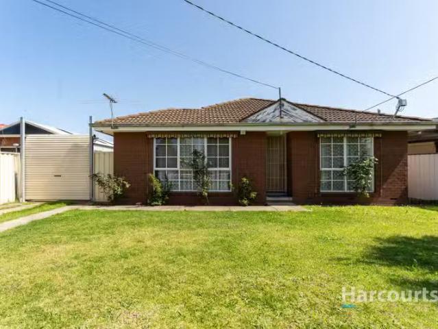 Nice 2 Tullaroop Court, St Albans VIC 3021