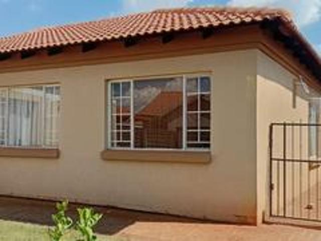 charming 2.5 bedroom simplex for sale