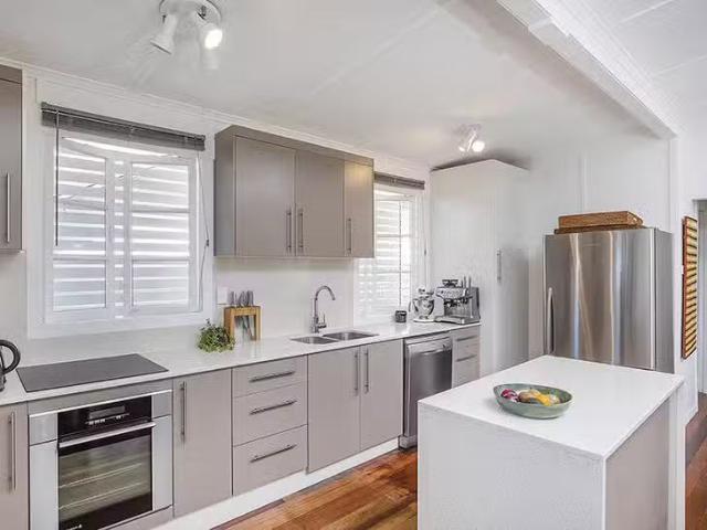 Just in! 2A/18 Chester Road, Annerley, QLD 4103