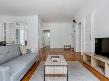 Charming 2BR Apartment in Vibrant Porte Dauphine