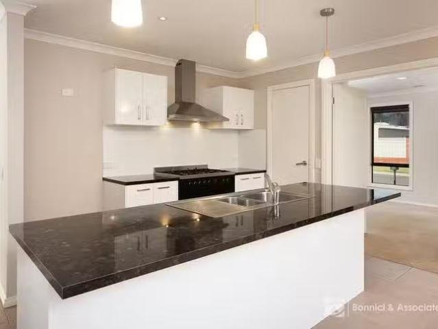 For Rent! 33 Whiteley Circuit, Baranduda, VIC 3691