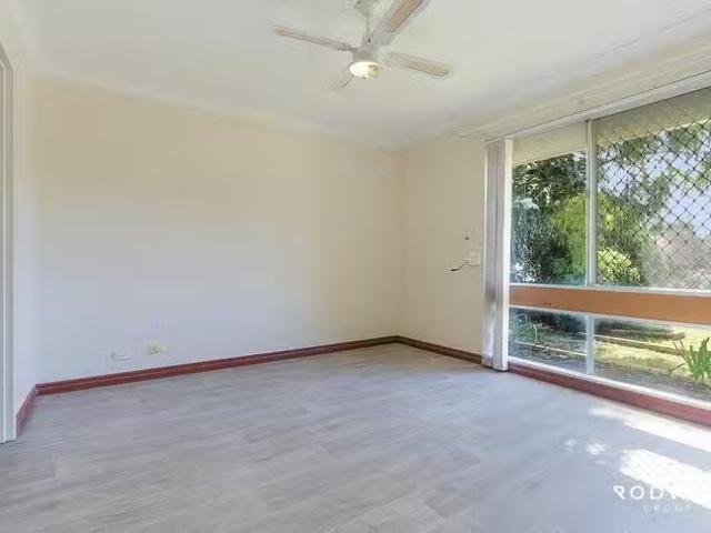 Nice 33 Woburn Way, Kelmscott, WA 6111