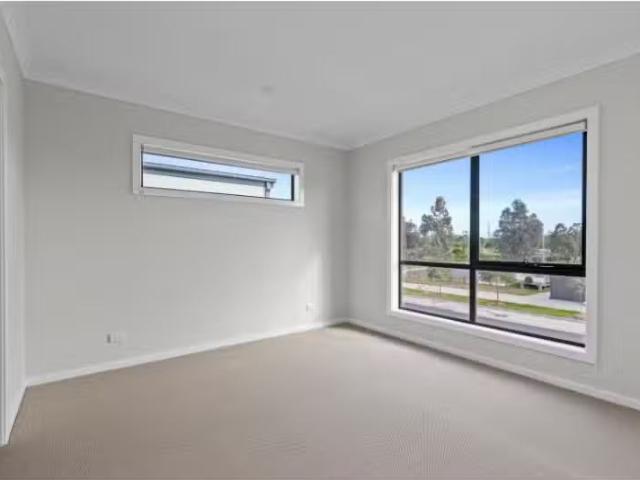 Deal! 33 Cacti Street, Tarneit Townhouse for rent Listed by J.