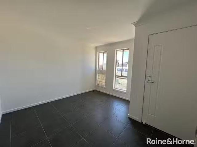 Rental! 33 Calypso Circuit, Munno Para, SA 5115