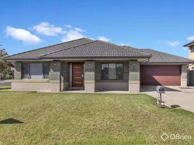Rental! 33 Cohens Way, Pakenham, VIC 3810