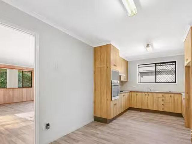 Just in! 33 Kingsford Smith Drive, Wilsonton, QLD 4350