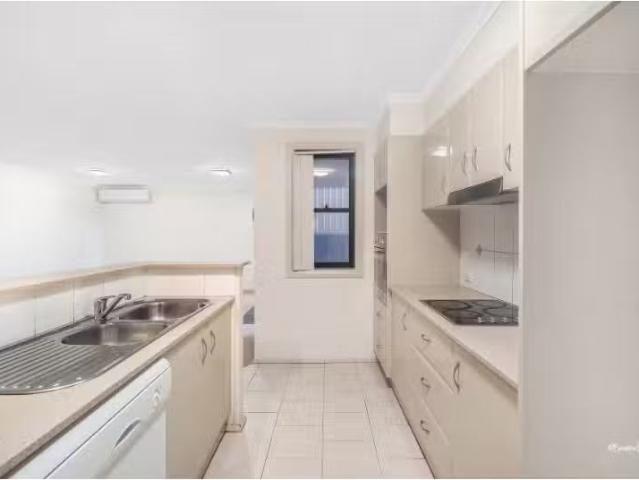 Cozy 3/13 15 Loftus Street, Wollongong Apartment for rent Lis.