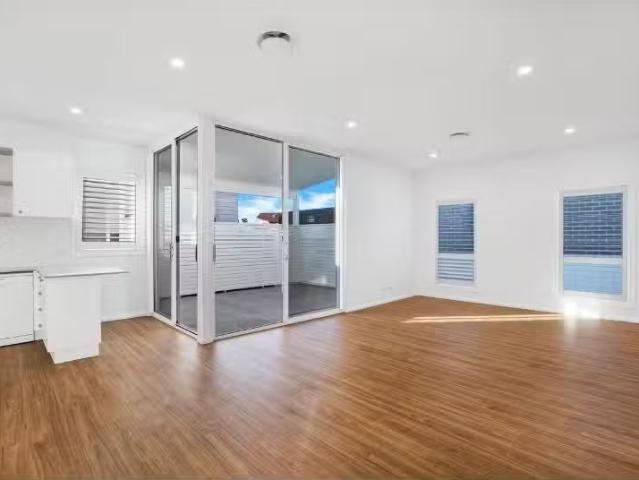 Unique 31 Barrack Avenue, Barrack Heights Townhouse for rent.