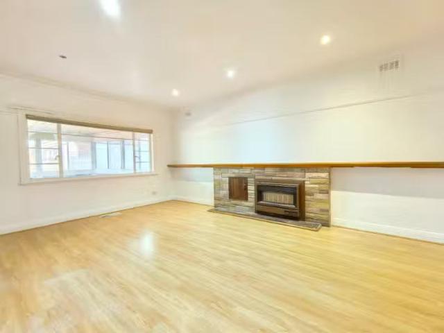 Rental! 32 Winifred St, Oak Park VIC 3046