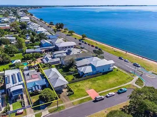 Charming 32 Ninth Avenue, Sandgate, QLD 4017