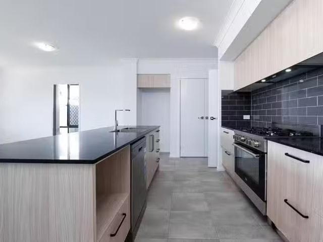 Charming 330 Tallagandra Road, Holmview, QLD 4207