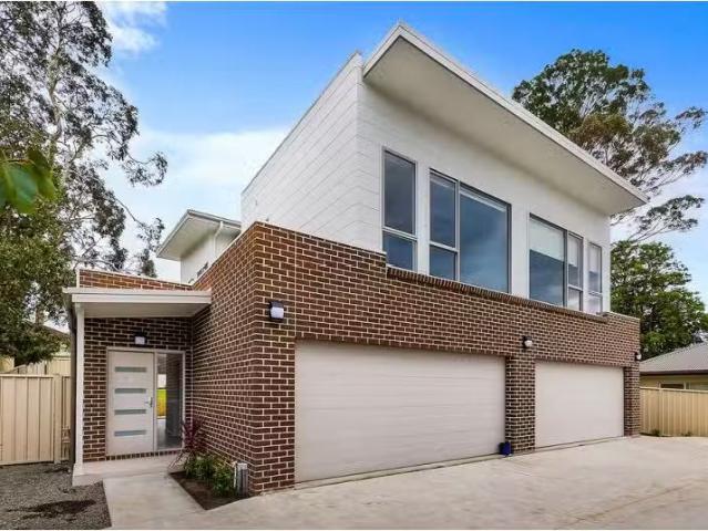 Unique 3/32 Brian Street, Balgownie Townhouse for rent Listed.
