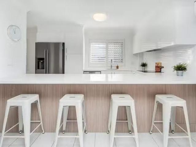 Cozy 3/36 Haig Street, Coorparoo, QLD 4151