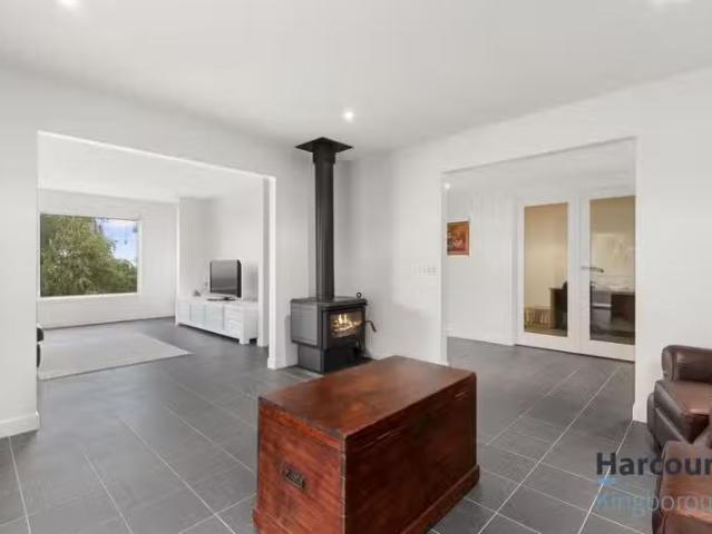 Charming 37 Adelong Drive, KINGSTON, TAS 7050 House for Rent