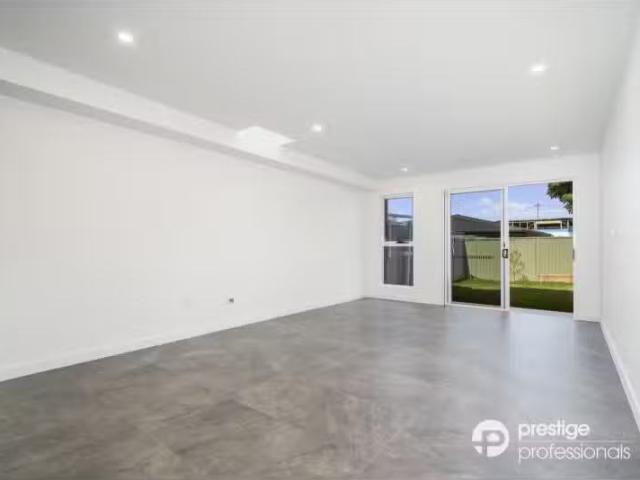 Nice 3/47 Thompson Avenue, MOOREBANK Townhouse for rent Liste.