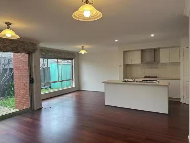 Just in! 35 Ventasso Street, Clyde North, VIC 3978