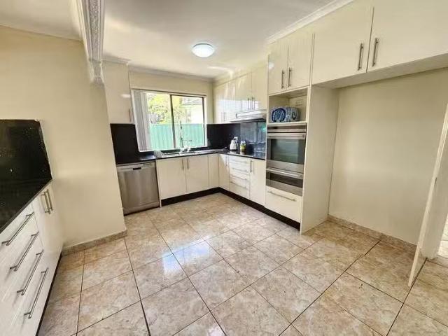 Deal! 35 Morison Drive, Lurnea, NSW 2170