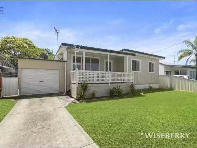 Cozy 39 Coorabin St, Gorokan House for rent Listed by Rentals.