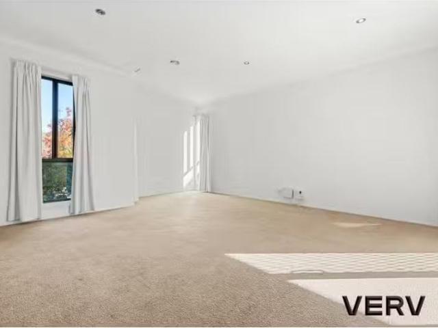 Charming 39 Mary Gillespie Avenue, Gungahlin Townhouse for ren.