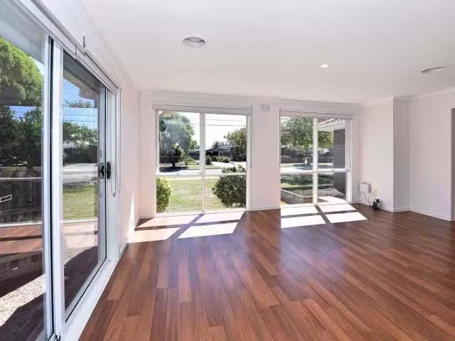 Deal! 3 Oldfield Grove, Gladstone Park VIC 3043