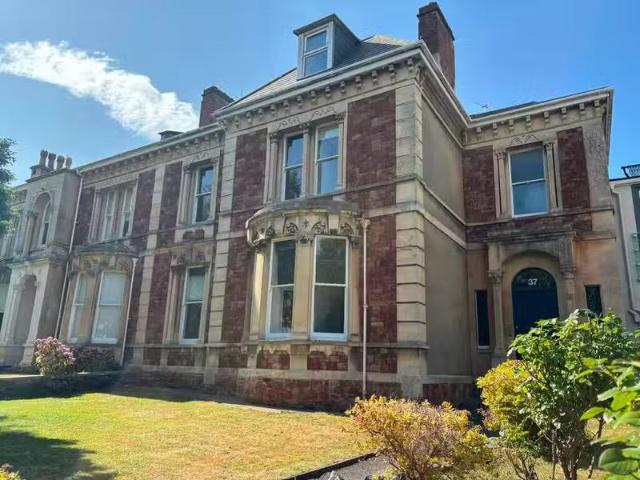 Rental! 3 BA 10 bedroom detached house for rent in Oakfield Ro.