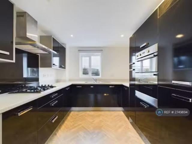 Cheap 3 BA 3 bedroom terraced house for rent in Whitefield Roa.